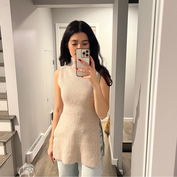 Aritzia Turtleneck Sleeveless woven sweater - Picture 2 of 5